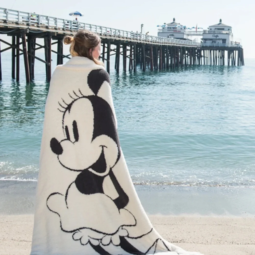 NWT Barefoot Dreams Minnie Mouse CozyChic throw - 45 x 60